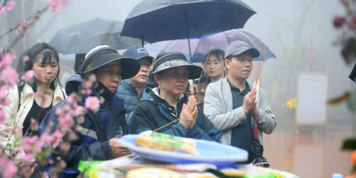 Du khách đi quanh 'huyệt đạo' linh thiêng trên đỉnh núi Nưa để cầu an du khach di quanh huyet dao linh thieng tren dinh nui nua de cau an 1646.jpg