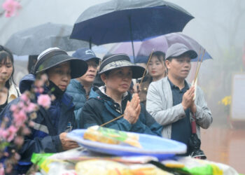 Du khách đi quanh 'huyệt đạo' linh thiêng trên đỉnh núi Nưa để cầu an du khach di quanh huyet dao linh thieng tren dinh nui nua de cau an 1646.jpg