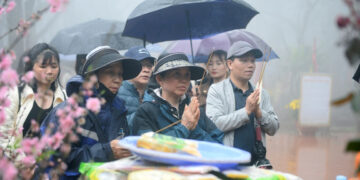 du khach di quanh huyet dao linh thieng tren dinh nui nua de cau an 1646.jpg