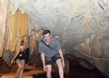 Du khách thích thú khám phá hang động Tiên Cá trong lòng đất ở Ninh Bình du khach thich thu kham pha hang dong tien ca trong long dat o ninh binh 3232.jpg