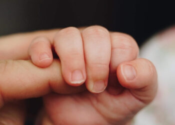 em be so sinh khong the tiep tuc su song vi sai lam cua nguoi me 794.jpg