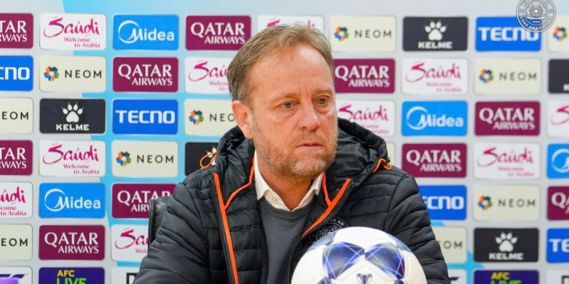 hlv cahn tuyen bo danh thep truoc tran knock out cup c1 chau a 1509.jpg