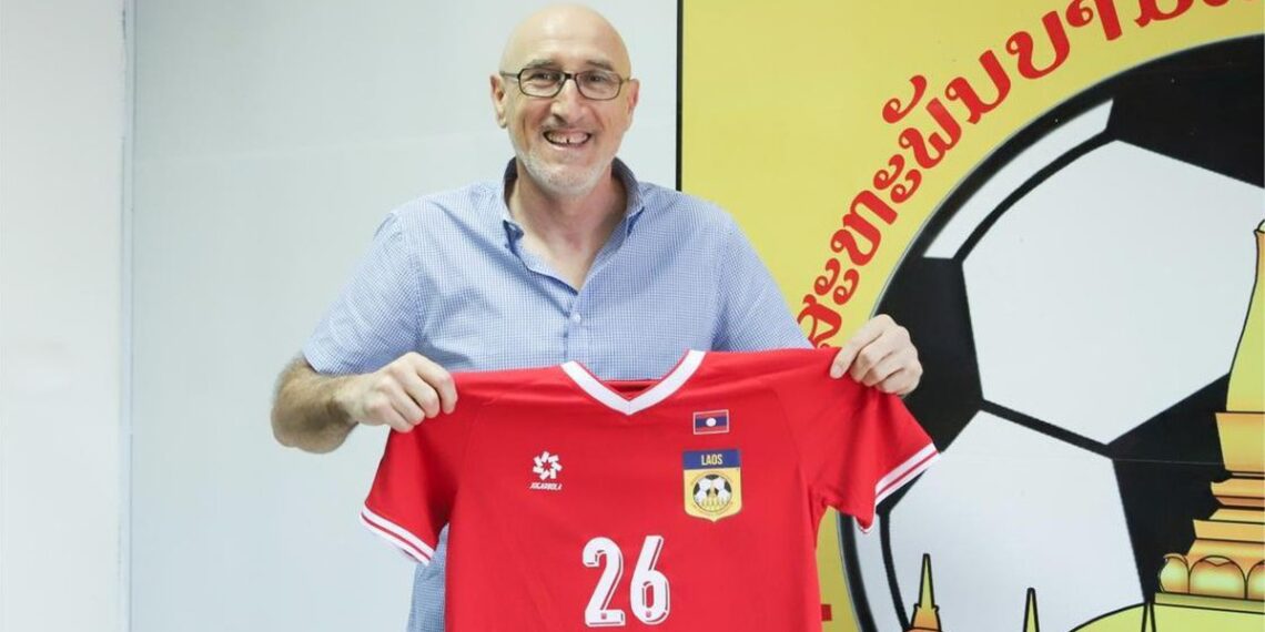 Bạn của HLV Kim Sang Sik bị thay bằng đồng nghiệp châu Âu hlv cua dt lao 2002215002.jpg