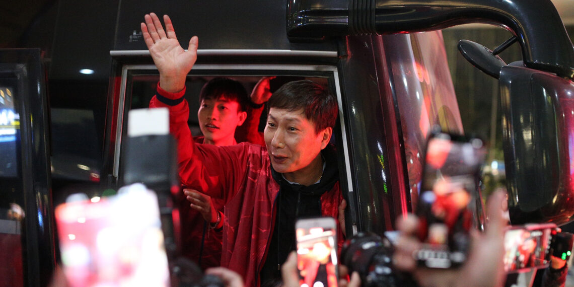 HLV Kim Sang Sik mang quà 'đặc biệt' về Hàn Quốc ăn Tết hlv kim sang sik mang qua dac biet ve han quoc an tet 1895.jpg