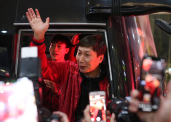 HLV Kim Sang Sik mang quà 'đặc biệt' về Hàn Quốc ăn Tết hlv kim sang sik mang qua dac biet ve han quoc an tet 1895.jpg