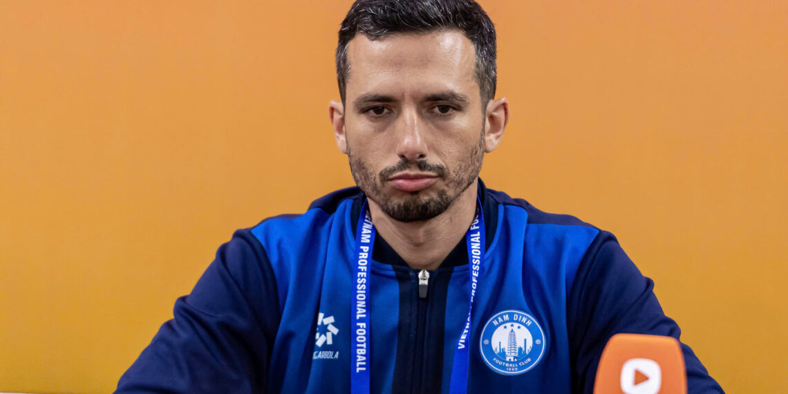 HLV Nam Định: Xuân Son khó ghi bàn vì V.League quá vụn hlv mauro vs nam dinh 0102214340.jpg