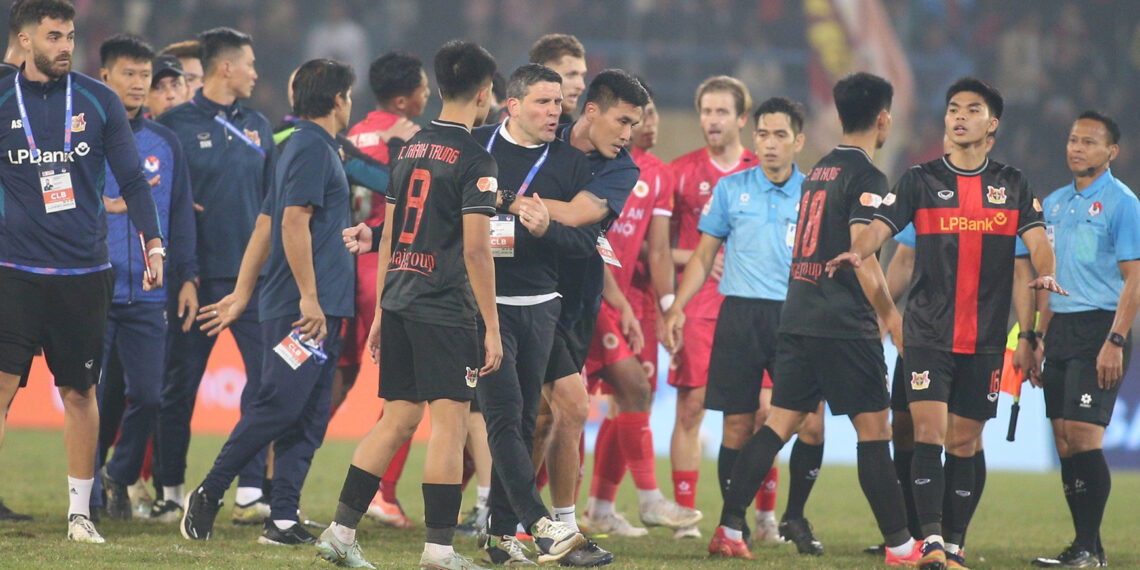 HLV và cầu thủ Ninh Bình 'quây' trọng tài sau trận thua CAHN