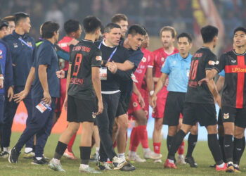 hlv va cau thu ninh binh quay trong tai sau tran thua cahn 3316.jpg