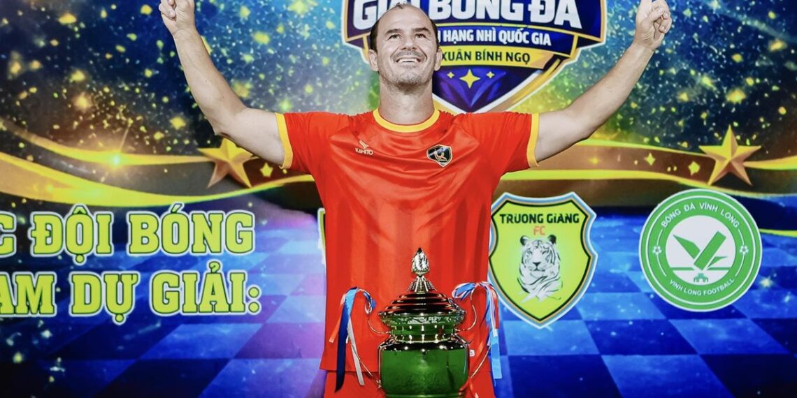 huynh kesly vs giai hang nhi 1102103110.jpg