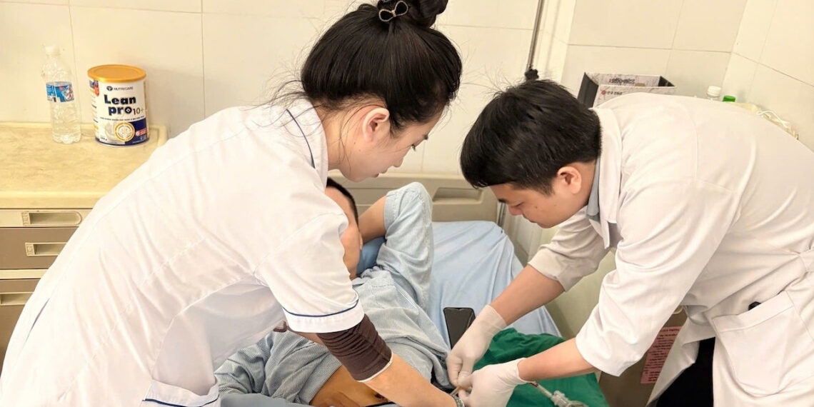 Hy hữu, người đàn ông 38 tuổi ngã ngồi vào cọc sắt xuyên thấu bụng 30cm hy huu nguoi dan ong tre nga ngoi vao coc sat xuyen thau bung 30cm 1894.jpg