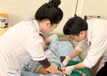 hy huu nguoi dan ong tre nga ngoi vao coc sat xuyen thau bung 30cm 1894.jpg