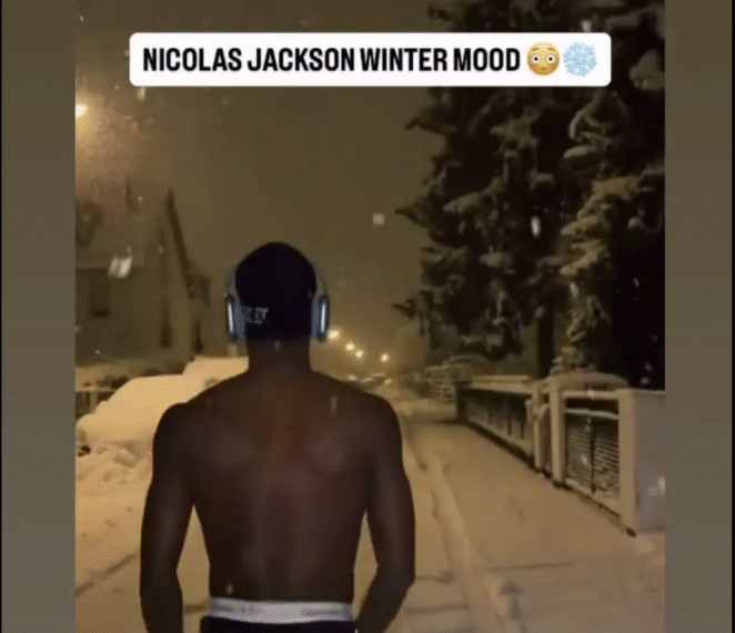 Jackson chỉ mặc quần đùi đi giữa trời tuyết jackson chi mac quan dui di giua troi tuyet.png