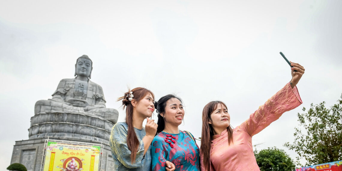 Khách đổ về ngôi chùa ở Ninh Bình có tượng Phật bằng đá xanh lớn nhất Việt Nam khach do ve ngoi chua o ninh binh co tuong phat bang da xanh lon nhat viet nam 962.jpg