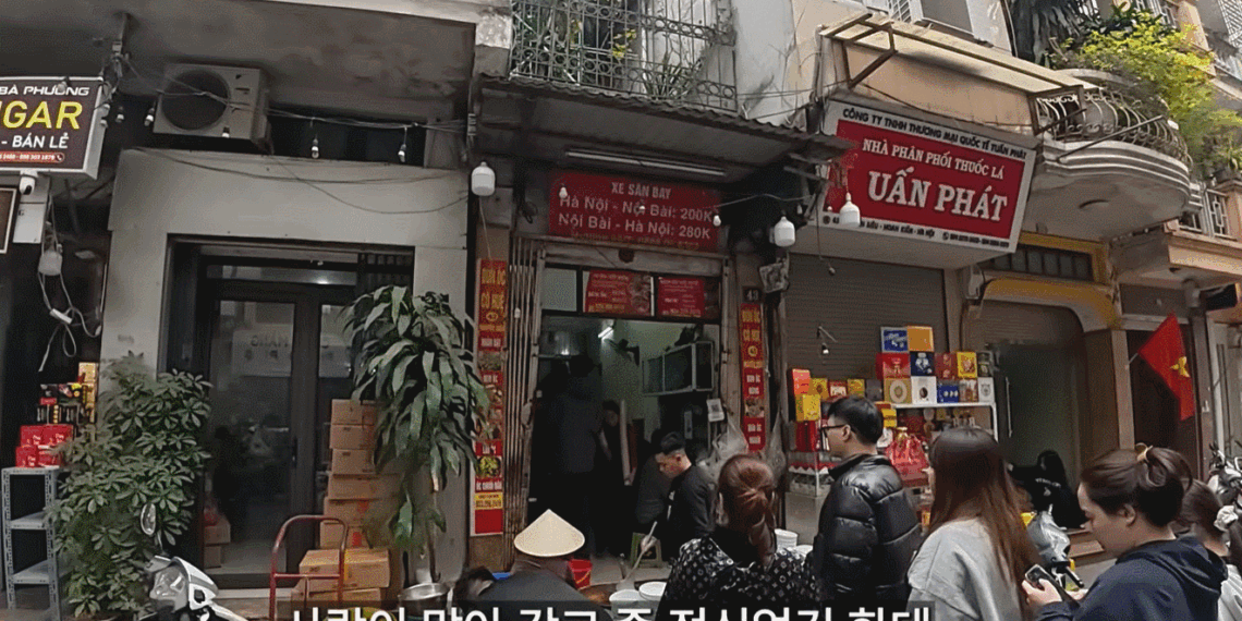 Khách Hàn đến Hà Nội 3 ngày tăng 5kg, nói gì về 5 quán ăn phải xếp hàng dài? khach han den ha noi 3 ngay tang 5kg noi gi ve 5 quan an phai xep hang dai 2734.gif