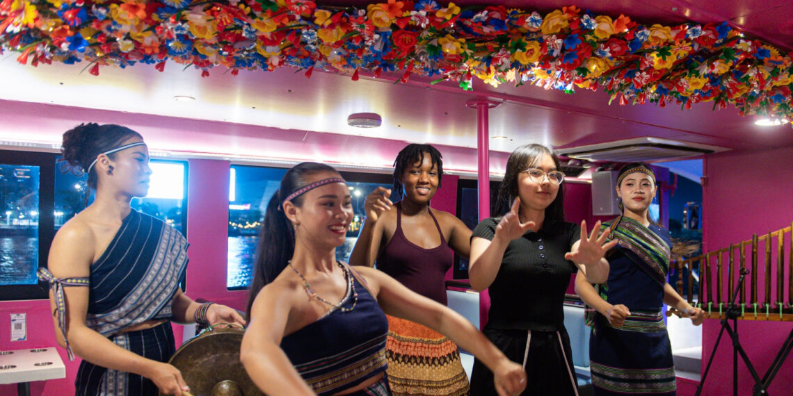 Khách quốc tế lần đầu đón Tết Việt, nghe cồng chiêng trên du thuyền sông Sài Gòn khach quoc te lan dau don tet viet nghe cong chieng tren du thuyen song sai gon 1790.jpg