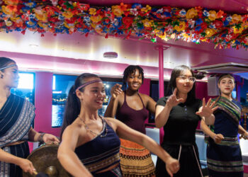 Khách quốc tế lần đầu đón Tết Việt, nghe cồng chiêng trên du thuyền sông Sài Gòn khach quoc te lan dau don tet viet nghe cong chieng tren du thuyen song sai gon 1790.jpg