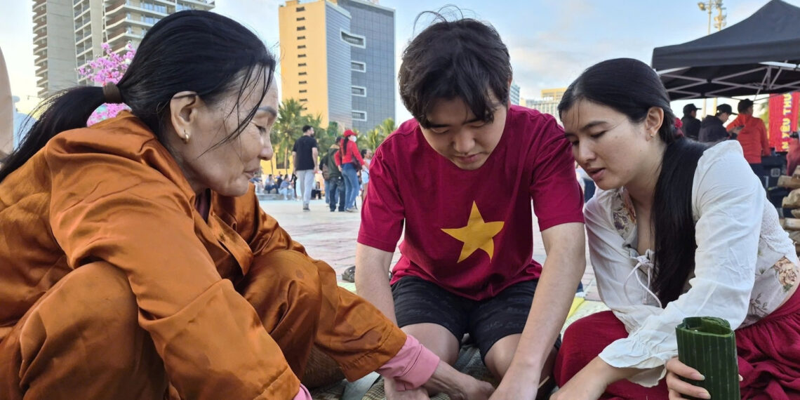 khach quoc te thich thu an mut tet tu tay goi banh chung o bai bien da nang 2609.jpg