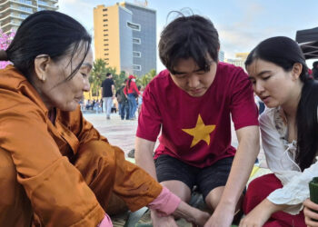 khach quoc te thich thu an mut tet tu tay goi banh chung o bai bien da nang 2609.jpg