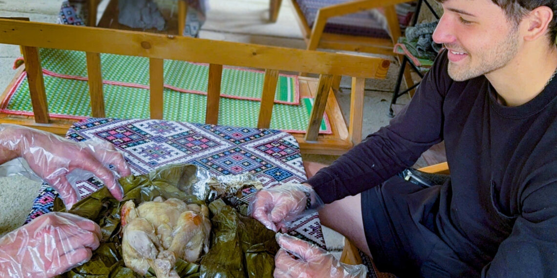 Khách Tây thích thú nướng gà, làm chả thịt giữa thung lũng ở Ninh Bình