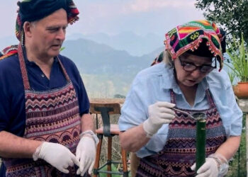 Khách Tây thích thú trải nghiệm làm cơm lam ở Pù Luông khach tay thich thu trai nghiem lam com lam o pu luong 2360.jpg