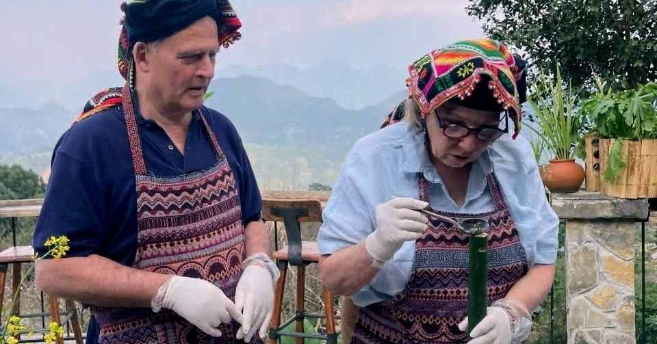 Khách Tây thích thú trải nghiệm làm cơm lam ở Pù Luông khach tay thich thu trai nghiem lam com lam o pu luong 2360.jpg