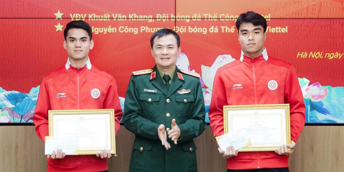khuat van khang va cong phuong nhan bang khen cua bo quoc phong 2163.jpg