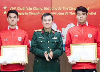 khuat van khang va cong phuong nhan bang khen cua bo quoc phong 2163.jpg