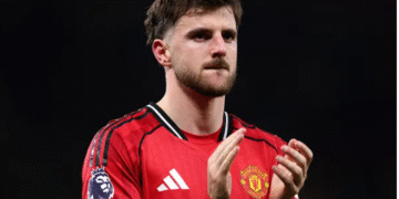 luc luong mu truoc chuyen lam khach toi san cua everton.png