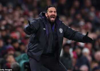 man united tra gia dat cho tham hoa amorim.jpeg