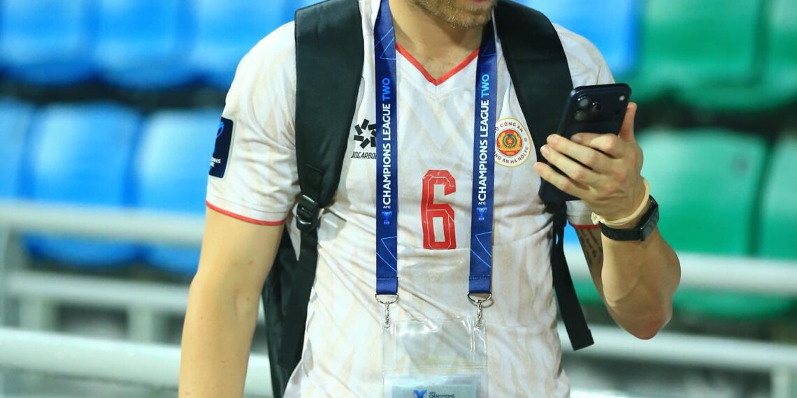 Ngoại binh Stefan Mauk "check kỹ" điện thoại trước màn tái đấu Tampines ngoai binh stefan mauk check ky dien thoai truoc man tai dau tampines.jpg