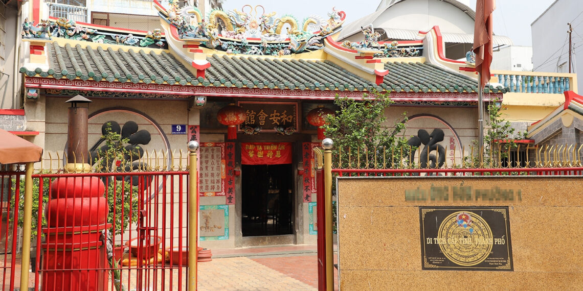 ngoi chua tram tuoi thu hut du khach voi le hoi den long dac biet o can tho 2072.jpg