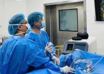 Người bệnh ngại đụng dao kéo đầu năm sợ giông, chờ qua Rằm nguoi benh ngai dung dao keo dau nam so xui xin cho qua ram 1930.png