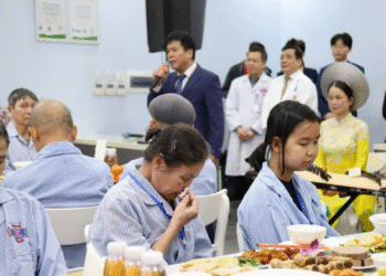 nguoi benh ung thu bat khoc trong bua com benh vien moi 2846.png