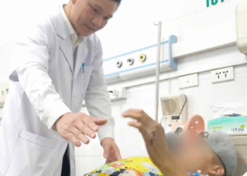 nguoi dan ong cap cuu sau buoi tan ca muon 59892.png