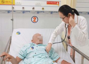 nguoi dan ong di cap cuu khi dang lam viec co the gong cung nhu don ganh 658.png