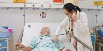 nguoi dan ong di cap cuu khi dang lam viec co the gong cung nhu don ganh 658.png