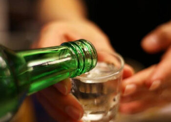 nguoi dan ong tre gap hoa vi bua tiec tat nien cua cong ty 858.jpg