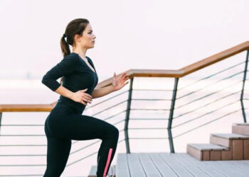 nguoi phu nu tre hoi han vi lien tuc leo cau thang de giam can 3001.jpg