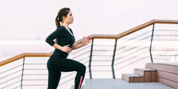 nguoi phu nu tre hoi han vi lien tuc leo cau thang de giam can 3001.jpg