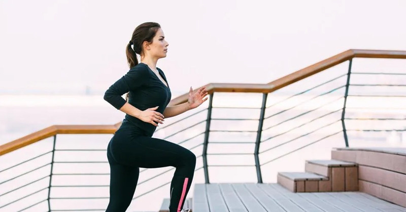 Người phụ nữ trẻ hối hận vì liên tục leo cầu thang giảm cân nguoi phu nu tre hoi han vi lien tuc leo cau thang de giam can 3001.jpg