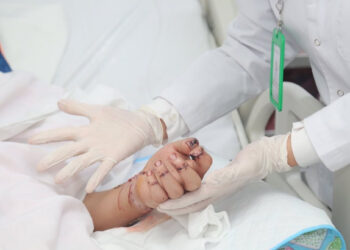 noi ban tay bi chem dut roi cho thanh nien 19 tuoi 739.jpg