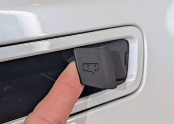 Toyota Highlander mới thuần điện, nhưng tay nắm cửa vẫn “phòng xa” khi mất điện pxl 20260209 223553404 raw 01 cover scaled jpg.16913.jpeg