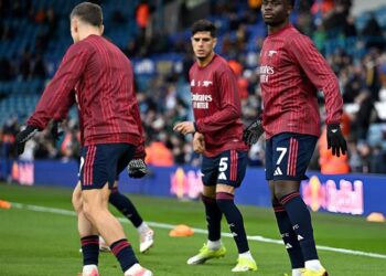 saka chan thuong khi khoi dong truoc tran dau leeds.jpg