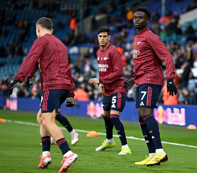 saka chan thuong khi khoi dong truoc tran dau leeds.jpg