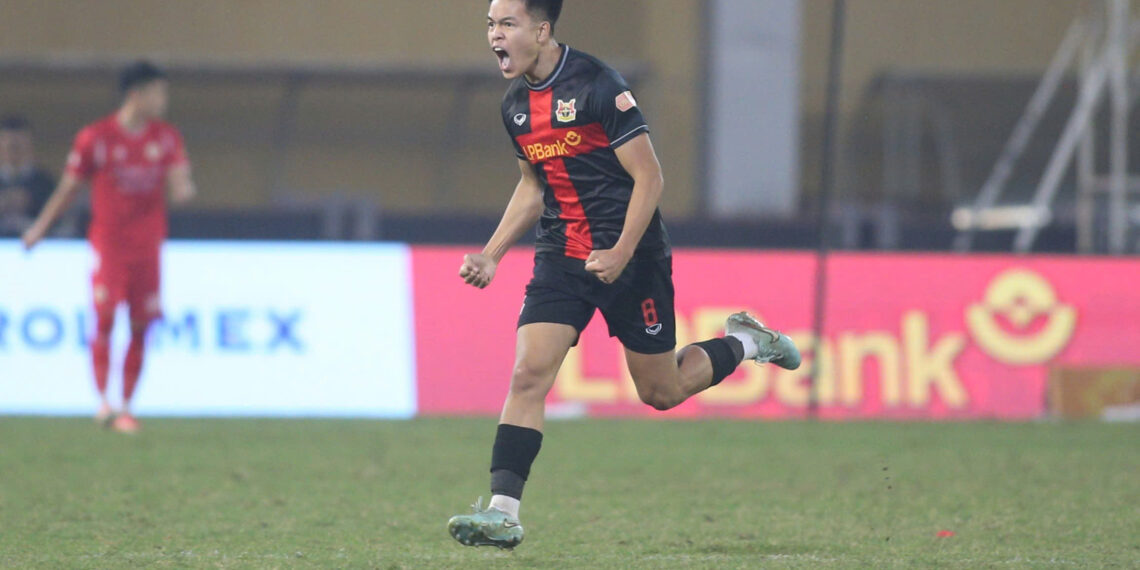 sao viet kieu tran thanh trung danh tieng voi hlv kim sang sik sau ban thang vao luoi cahn.jpg