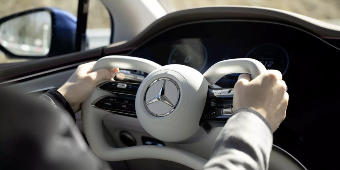 Sau tay nắm cửa dạng ẩn, đến lượt thiết kế vô lăng 'dị biệt' trên xe điện bị cấm sau tay nam cua dang an den luot thiet ke vo lang di biet tren xe dien bi cam 1879.jpg