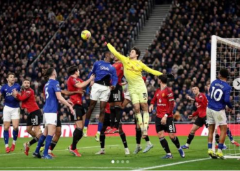 senne lammens va quyet dinh mang tinh buoc ngoat cua man utd.png