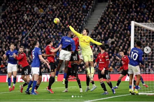 senne lammens va quyet dinh mang tinh buoc ngoat cua man utd.png