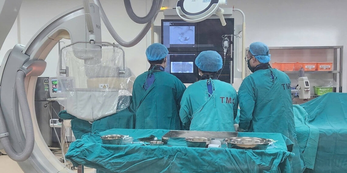 Tạ rơi trúng bụng, vỡ gan, người đàn ông được cứu sống ngoạn mục