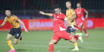 tien linh chan thuong ca tphcm thua dau thanh hoa 2006.jpg